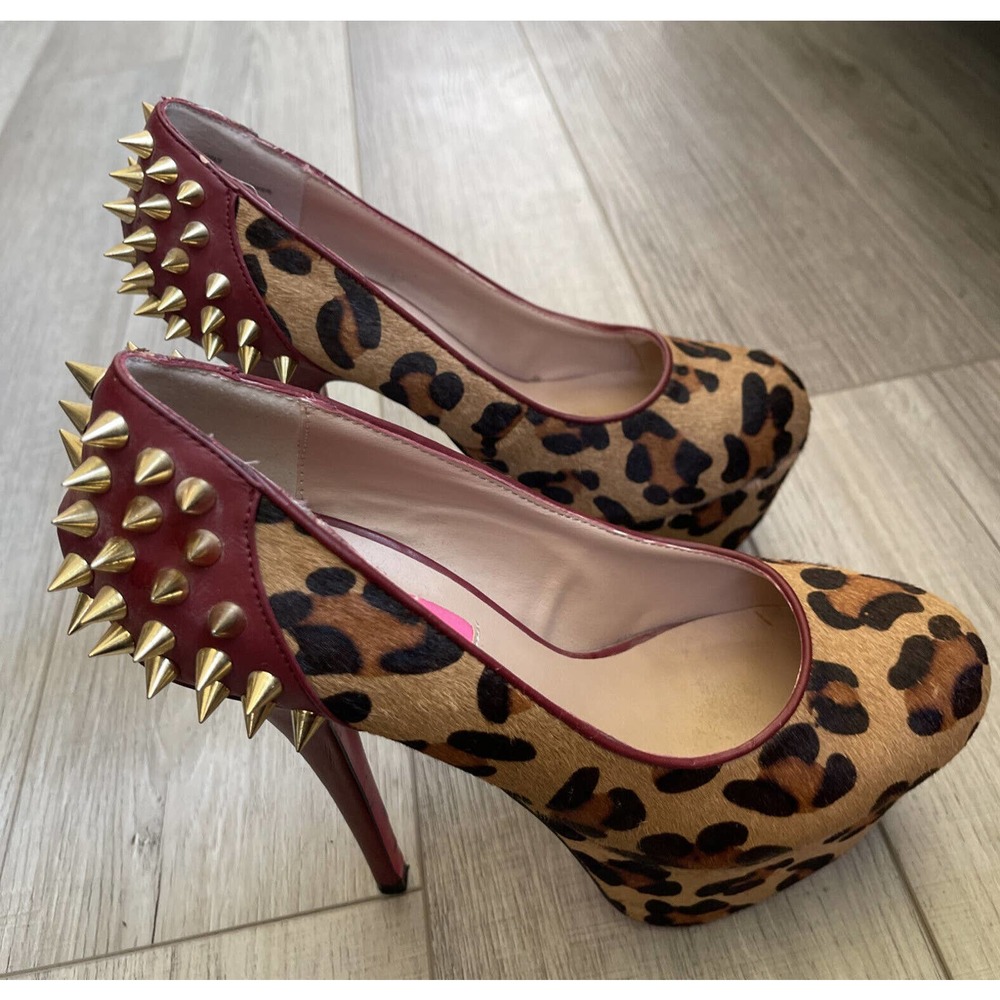 Betsey Johnson Animal Print Platform Spiked Pump Cow Hair Leather Sz 7 MSRP $120